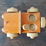 Petite voiture en bois