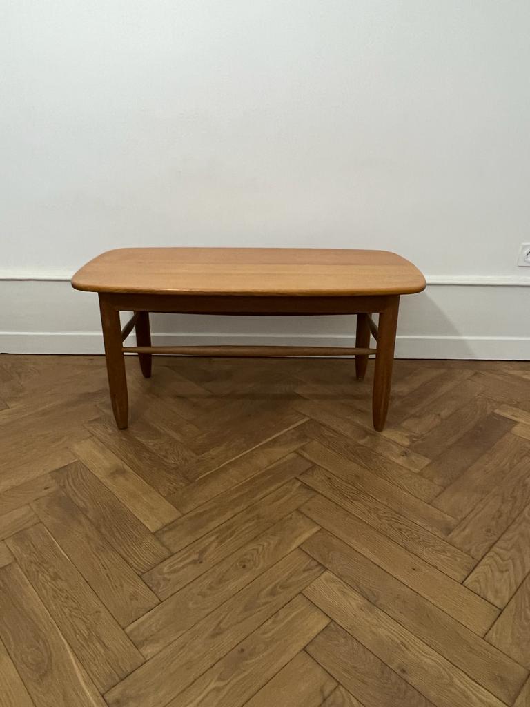 Table basse en chêne massif, travail français, années 1960