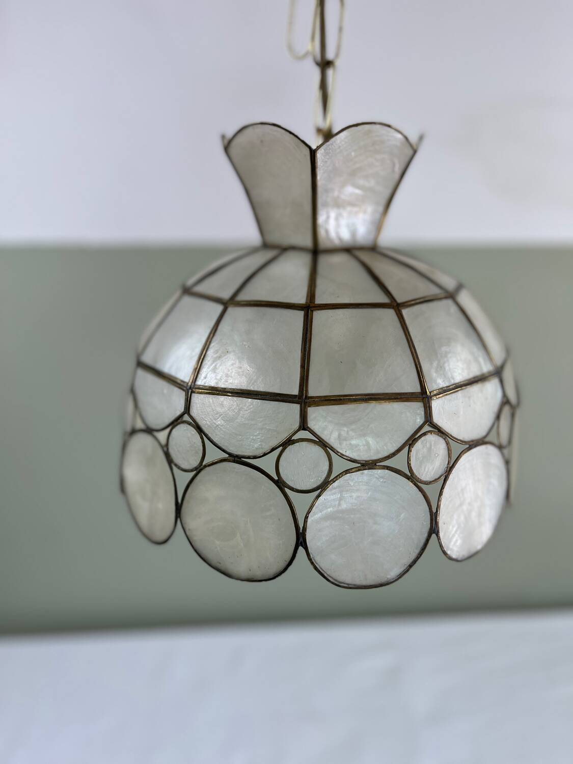 Mother-of-pearl suspension