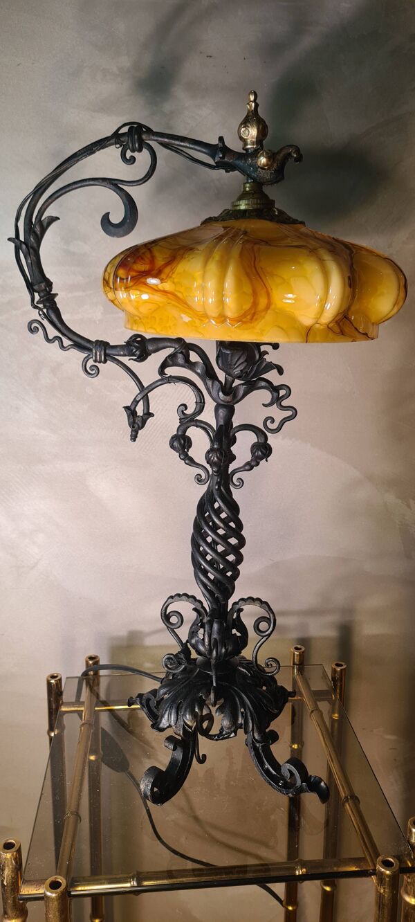 lampe  gros travail de fer forgé style andalou 1900 opaline marbré ,,,, 49x25 magnifique et rare