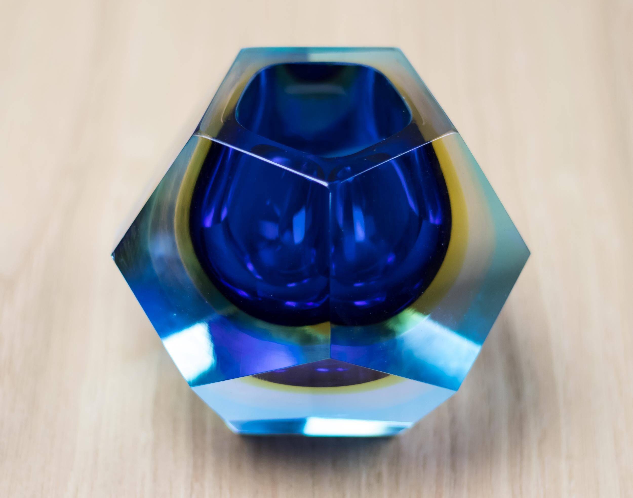 Murano glass vase Sommerso by Alessandro Mandruzzato, mid-century modern.