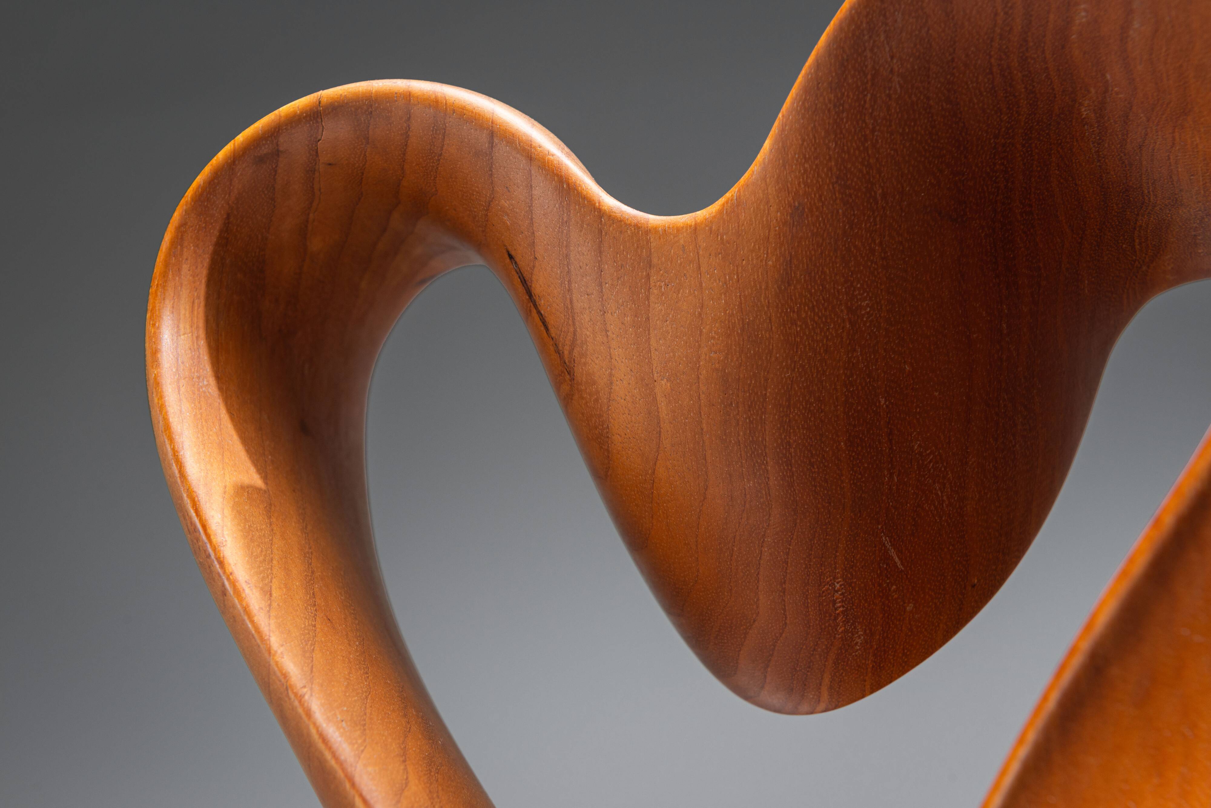 Sculpture abstraite avec des courbes organiques fluides.