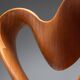 Sculpture abstraite avec des courbes organiques fluides.