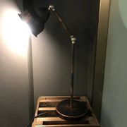 Lampe de bureau réglable en métal avec bras d'équilibre