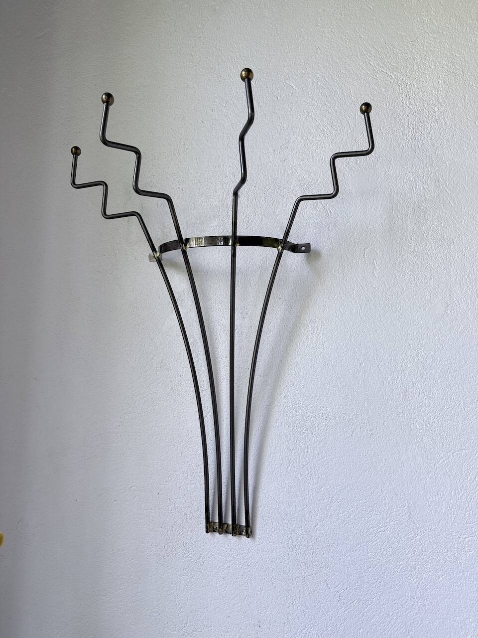 Porte manteau mural zigzag en métal et laiton 1960