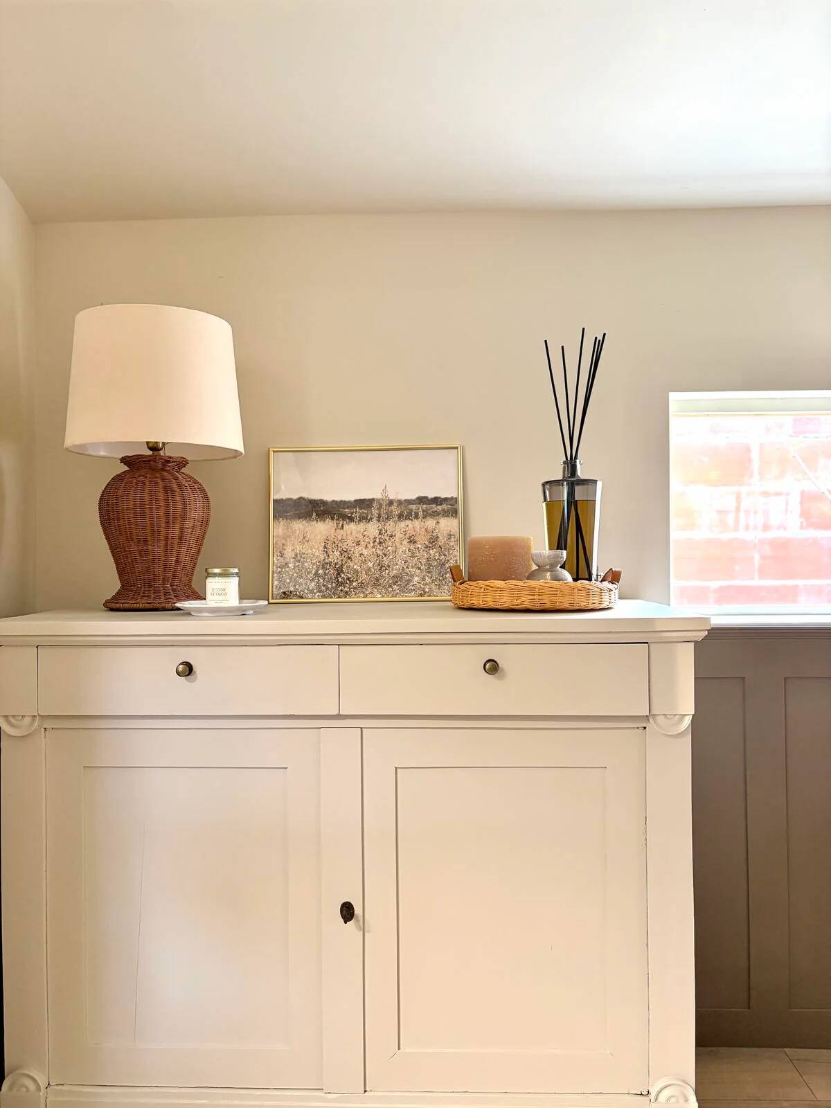 Buffet haut en bois peint - greige