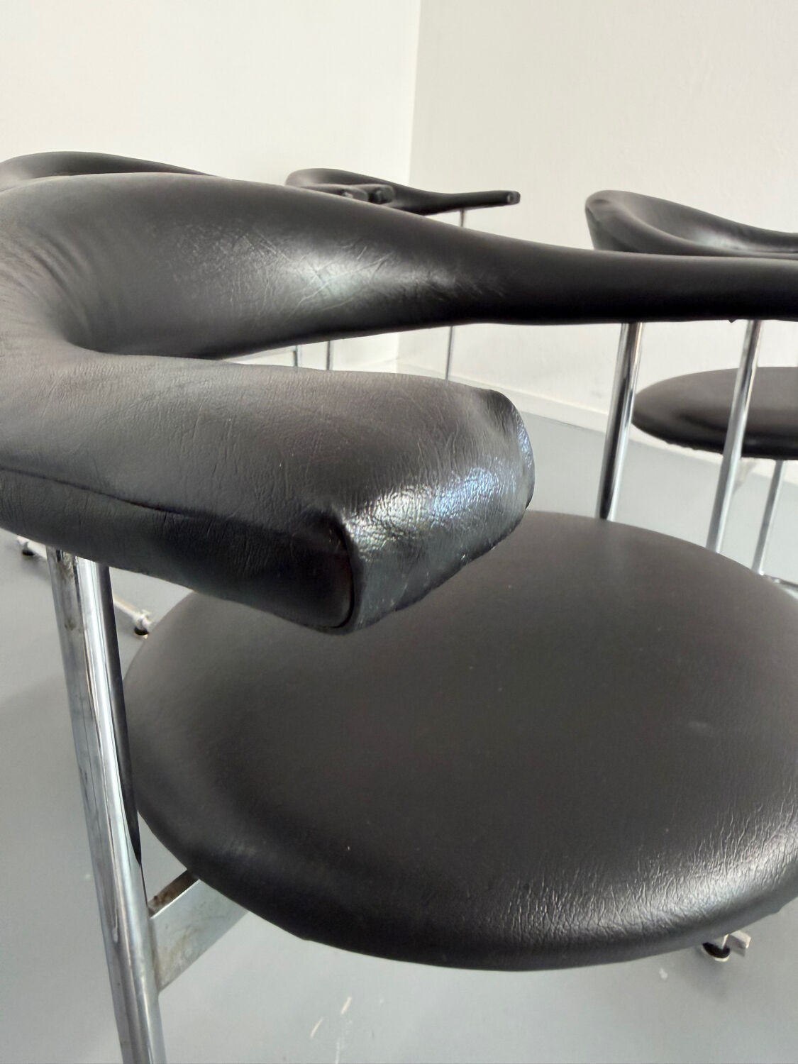 8 Airport Chairs Model 037 designed by Hans Kaufeld / Geoffrey Harcourt