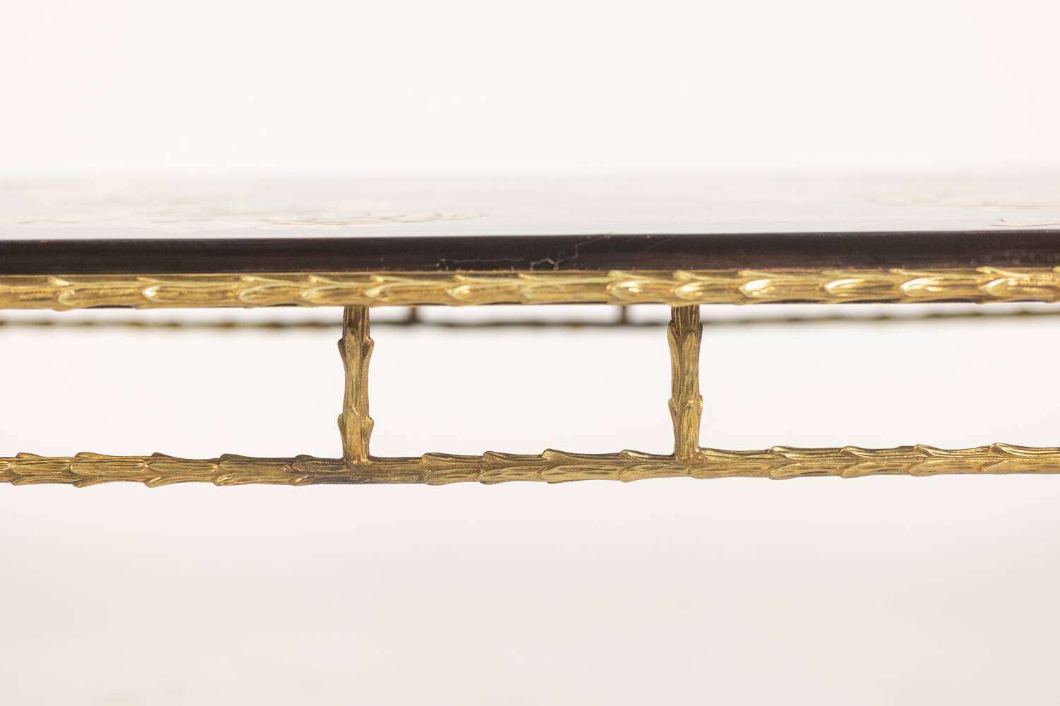 Maison Baguès. Table basse en bronze, laque noire, décor or. Circa 1970