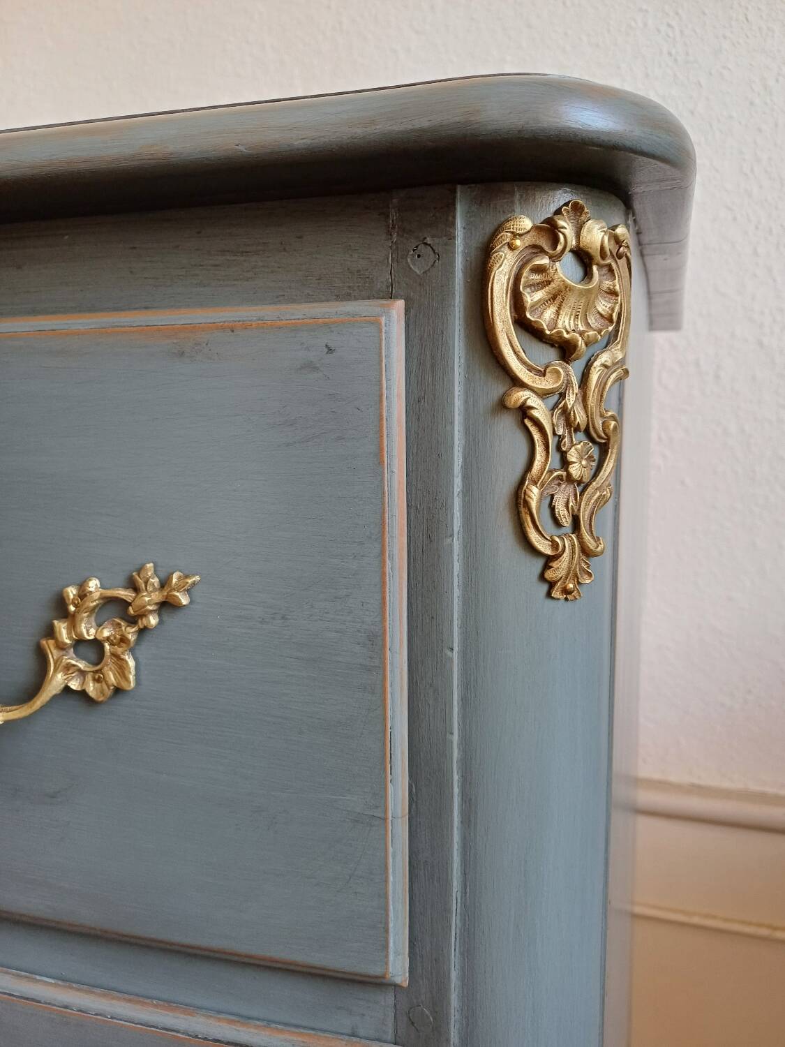 Regency style patinated bedroom chest of drawers with 2 drawers