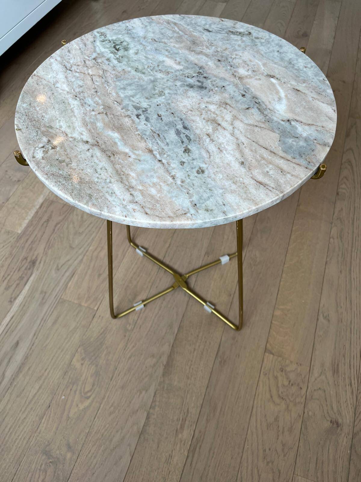 Round marble side table – Golden base – Elegant design