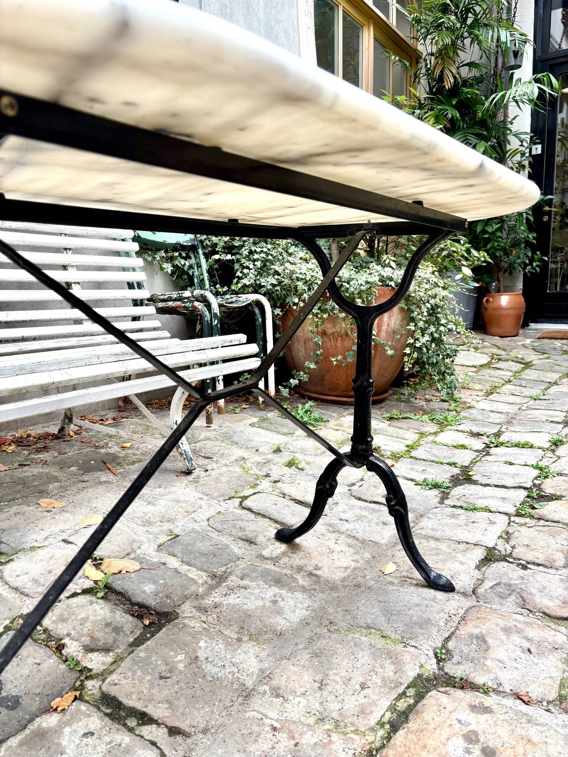 Oblong bistro table in grey marble and black cast iron