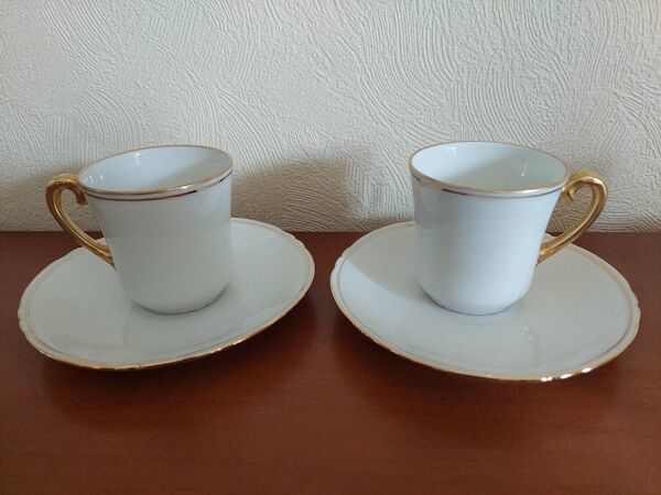 11 tasses et soucoupes Bernardaud Limoges blanches et dorées