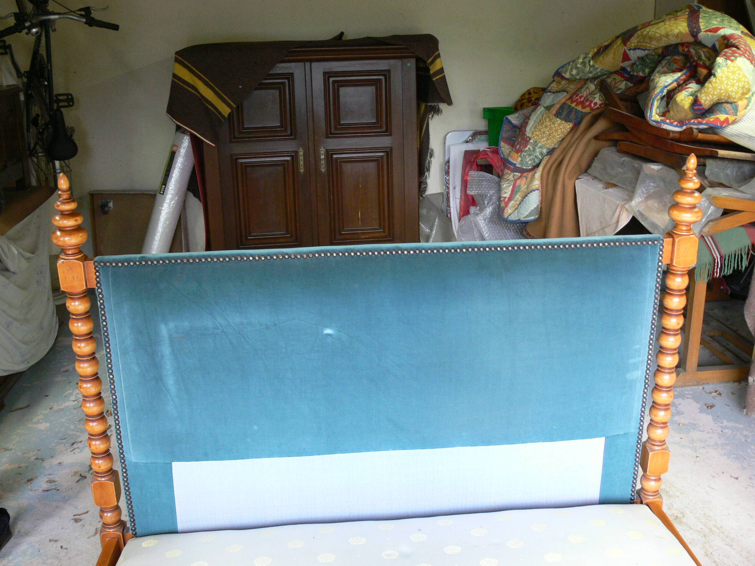 Wooden canopy bed with velvet headboard 190 cm / 140 cm
