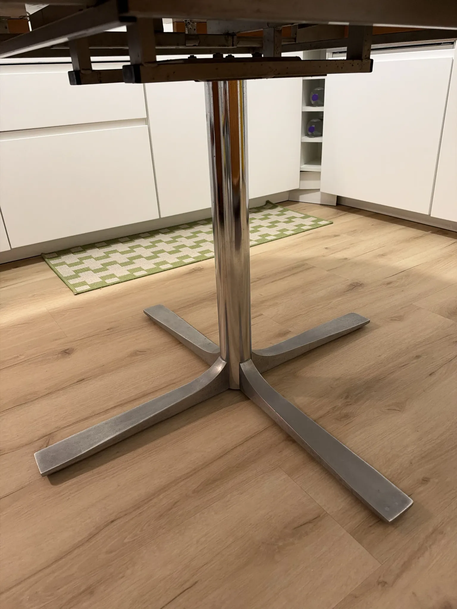 Round table Space Age Roche Bobois with integrated extensions system 1970.