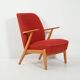 Fauteuil en hêtre scandinave des années 1950 avec un revêtement rouge.