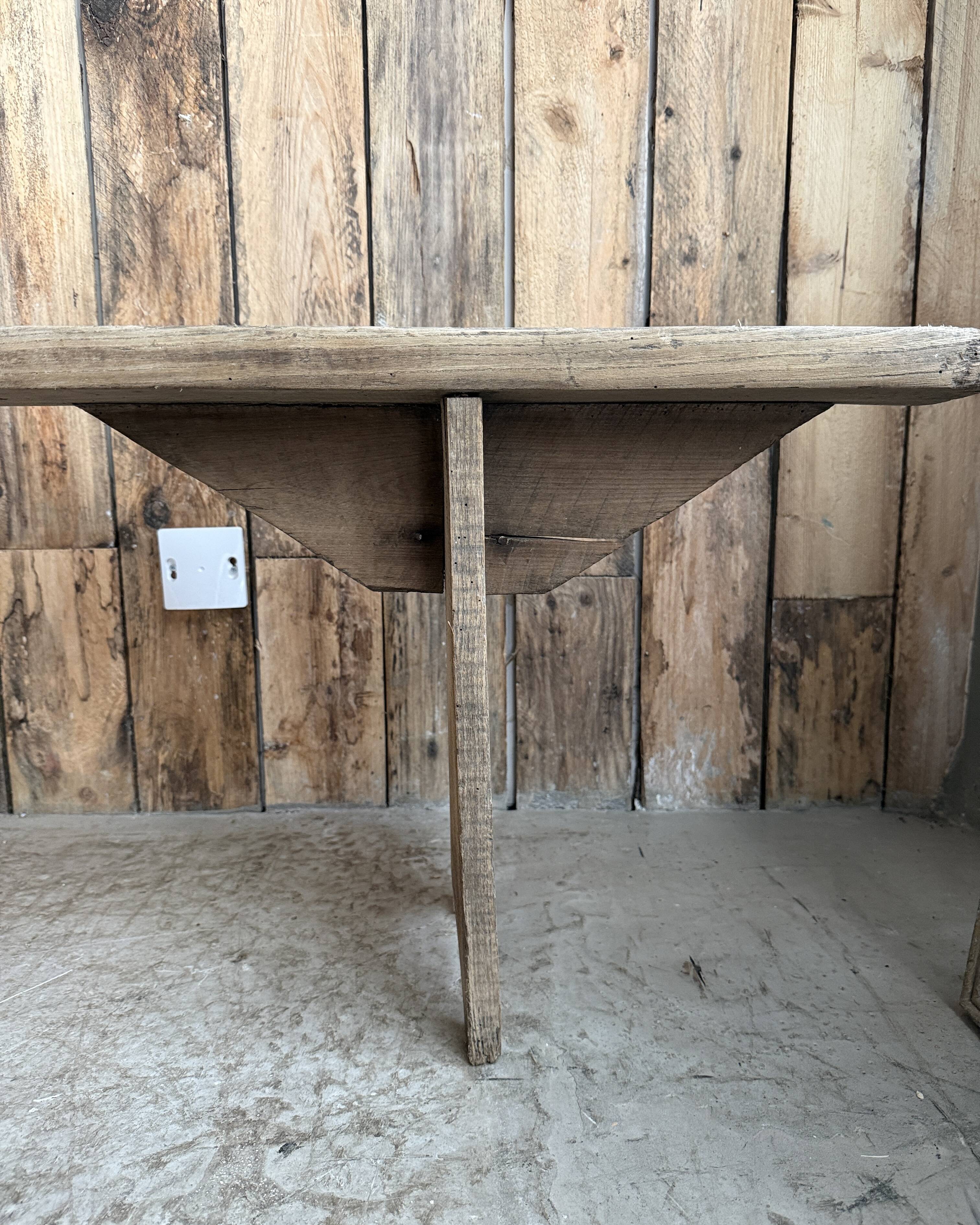 Grand banc de ferme en pin massif (rénové)