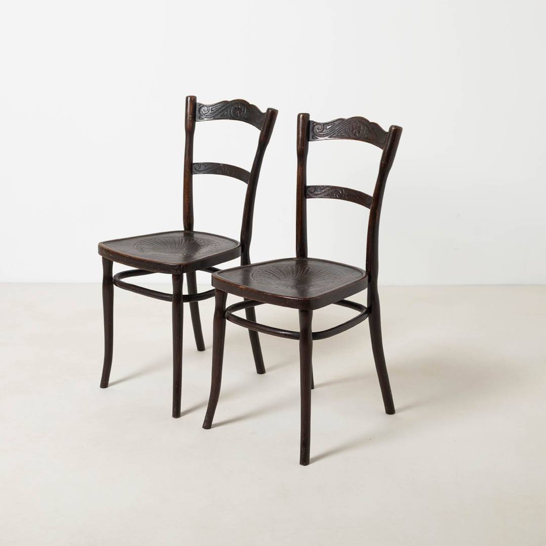 Paire de chaises de café / salle à manger en bois courbé antiques par J&J Kohn, Autriche, vers 1