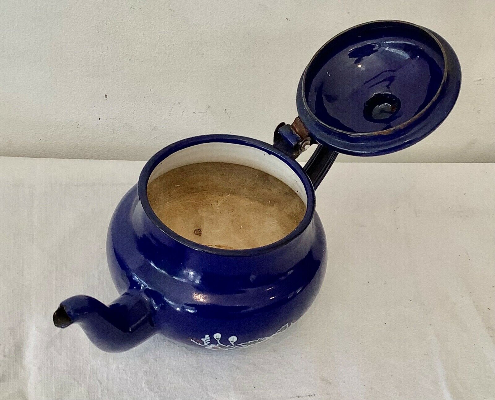 Vintage teapot 1950 in enamelled sheet metal