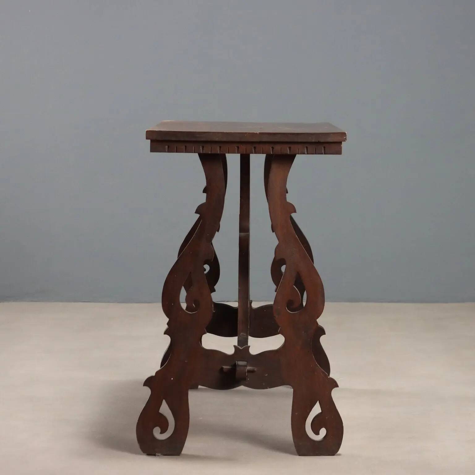 Petite table ancienne en noyer à pieds ajourés, XXe siècle
