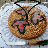 Vallauris cheese board + knife with colored leaf decor