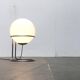 Lampe boule sur pied en verre et chrome Space Age