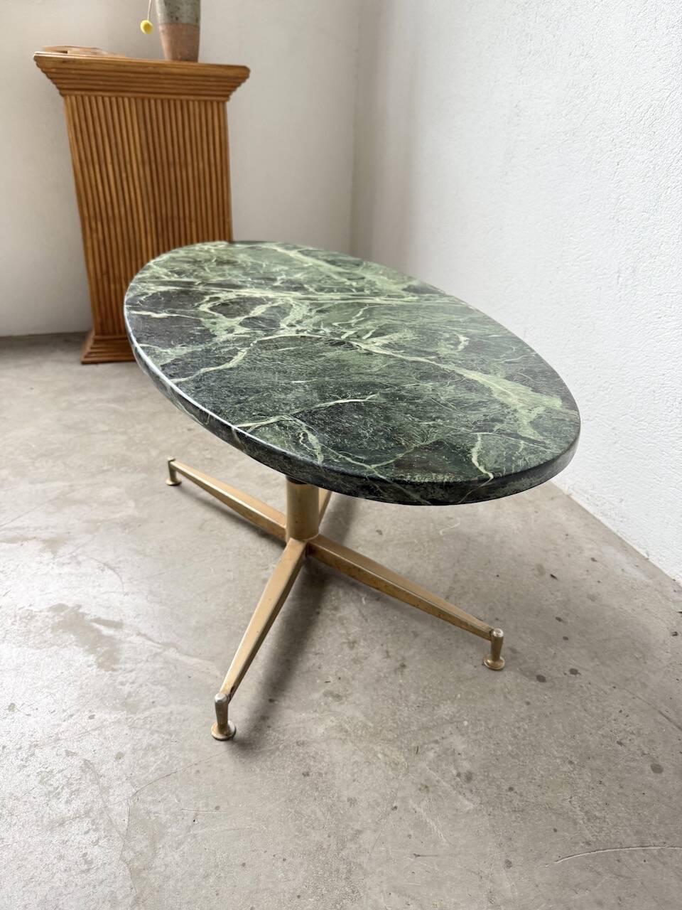 Table basse en marbre vert et laiton par Michel Kin pour Arflex