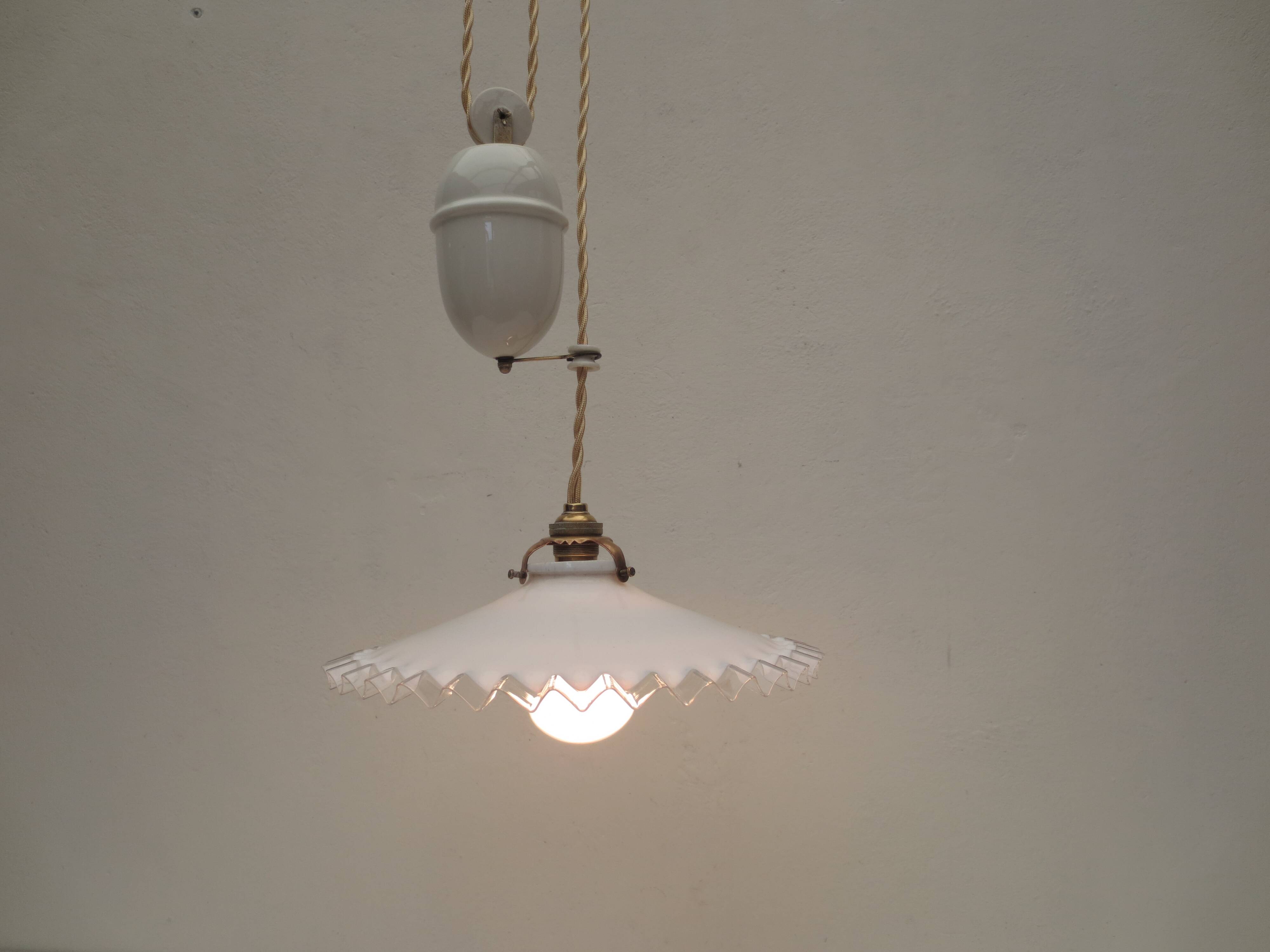 Old suspension, said rises and falls with serrated white opaline