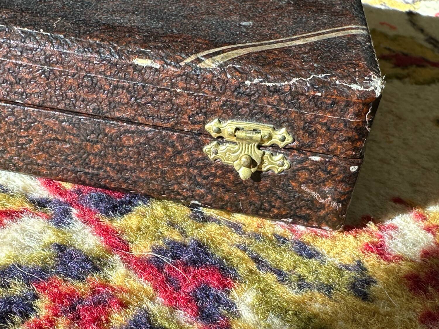 The patterned dessert cutlery box.