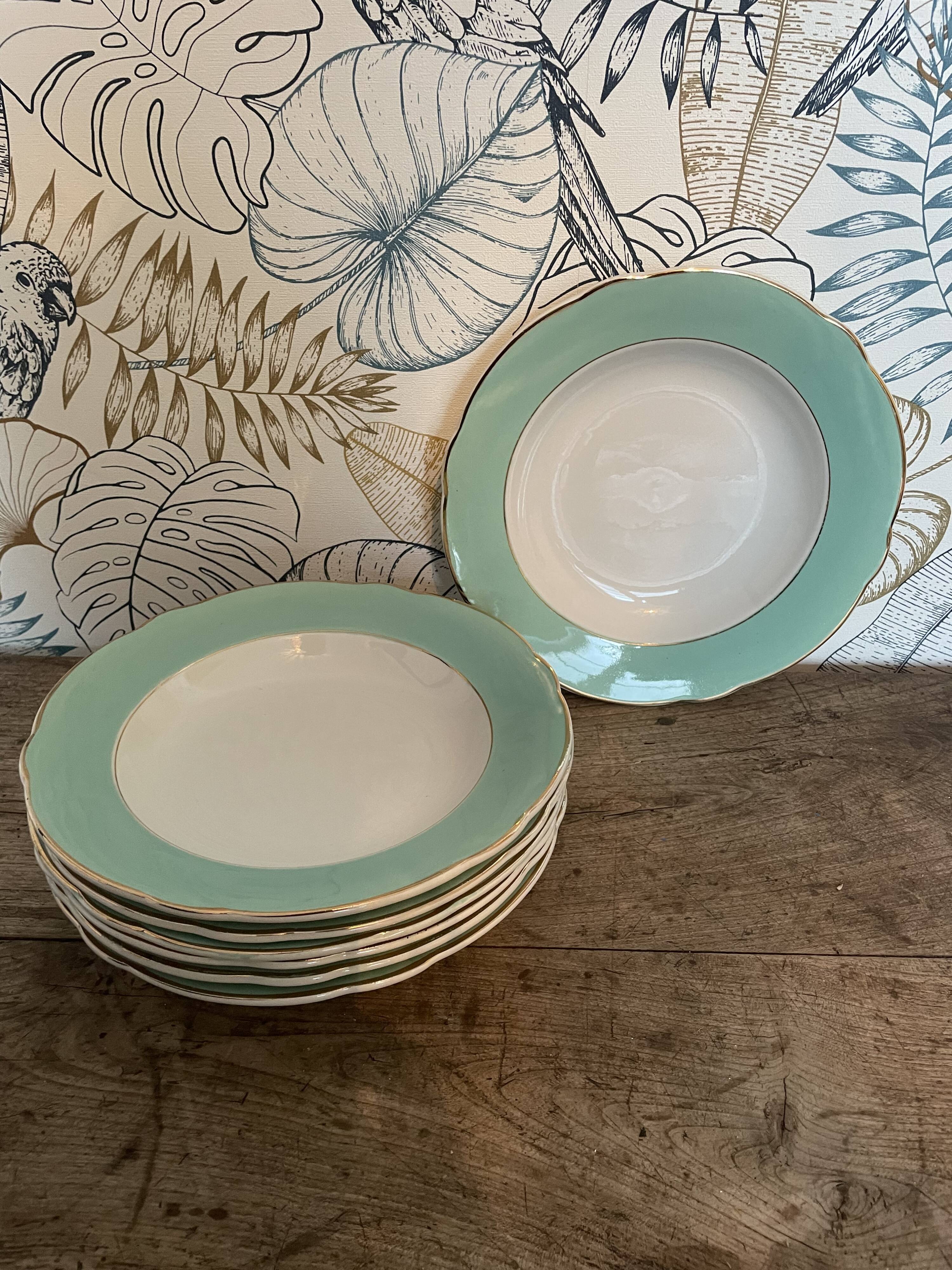 Set of hollow plates