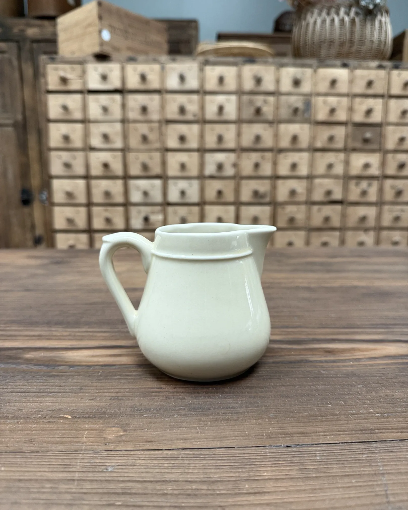 Petit pichet vintage jaune beurre