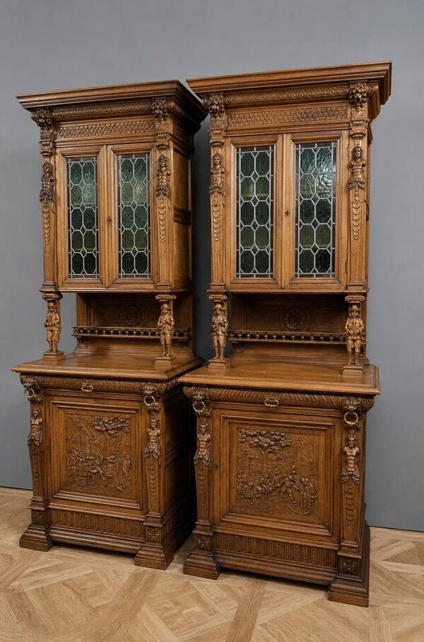 Paire de buffets deux-corps de style Renaissance richement sculp