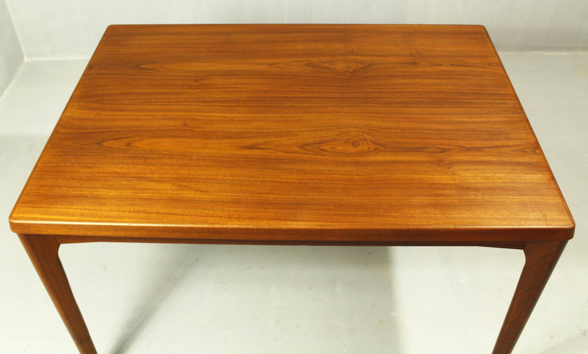Table à manger en teck par Henning Kjaernulf, Danemark, années 1960.