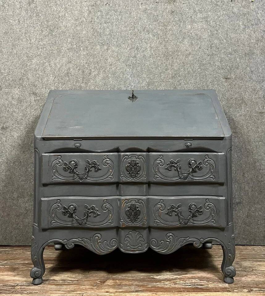 Lacquered Louis XV style balbée writing commode in wood.