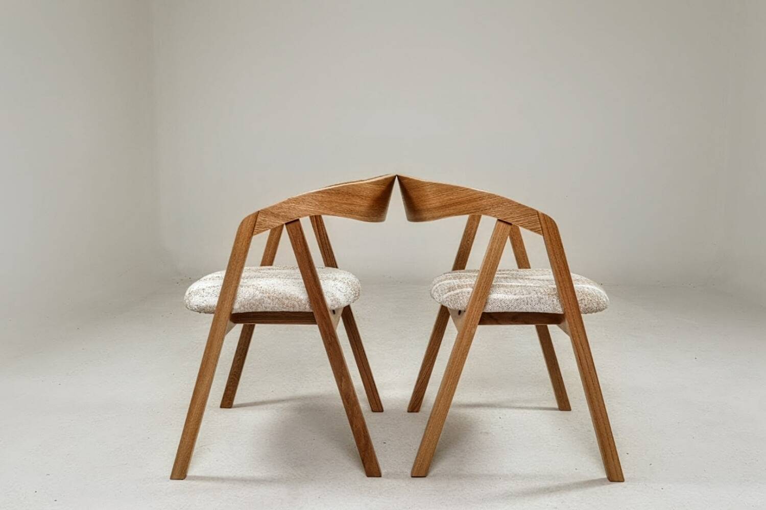 Paire de chaises scandinaves en chêne massif jaquard beige