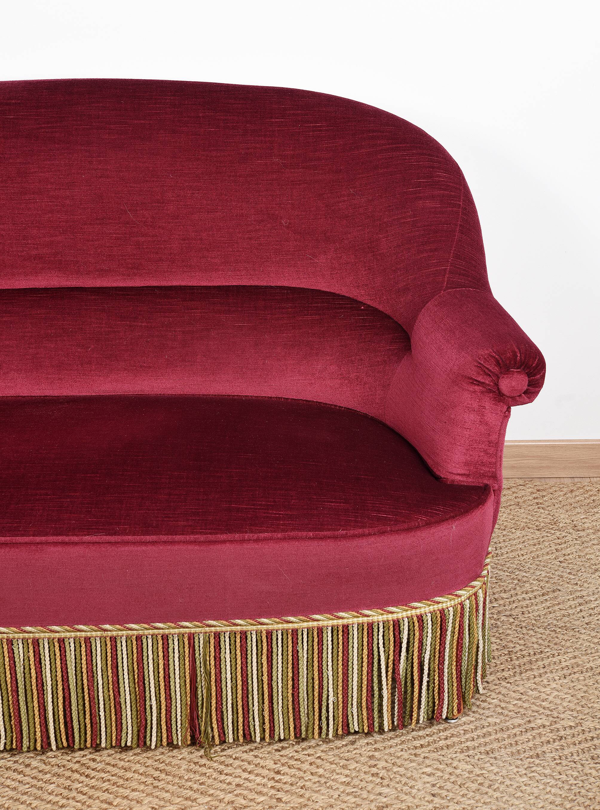 Sofa and pair of toad armchairs in red velvet.