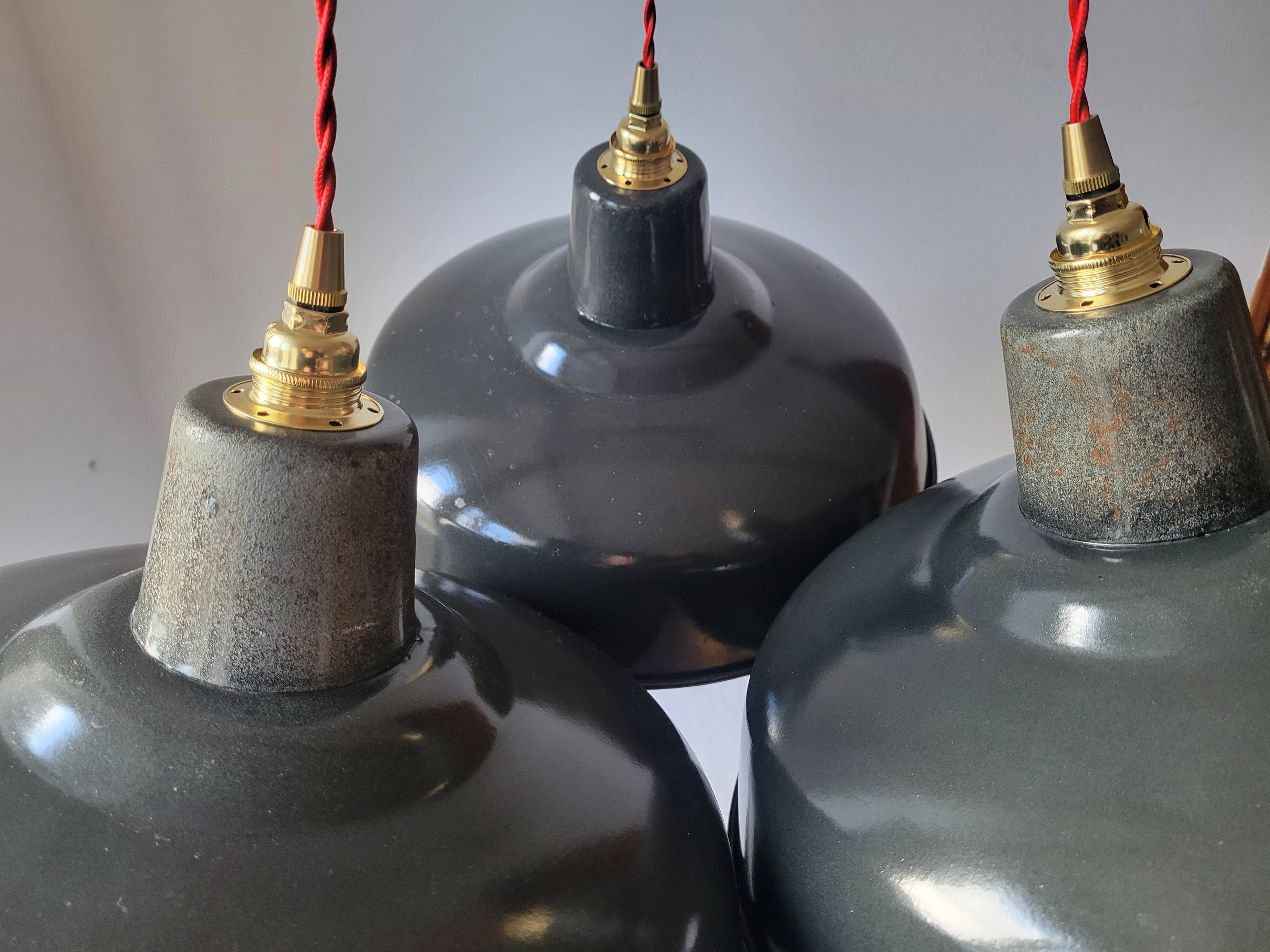 Trio de suspensions d'atelier en tôle émaillée