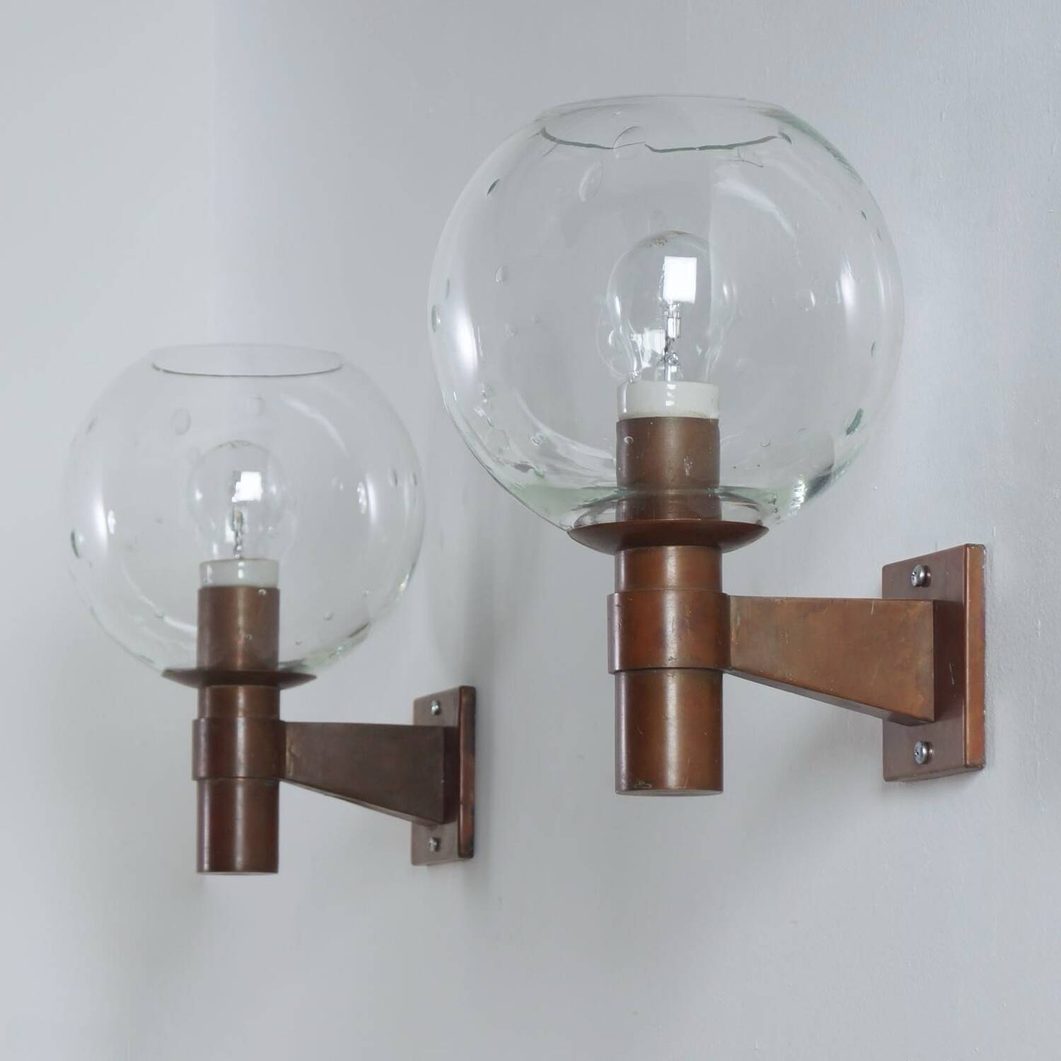 Paire d'appliques murales en laiton avec sphère de verre et gouttes d'eau ca. 1960