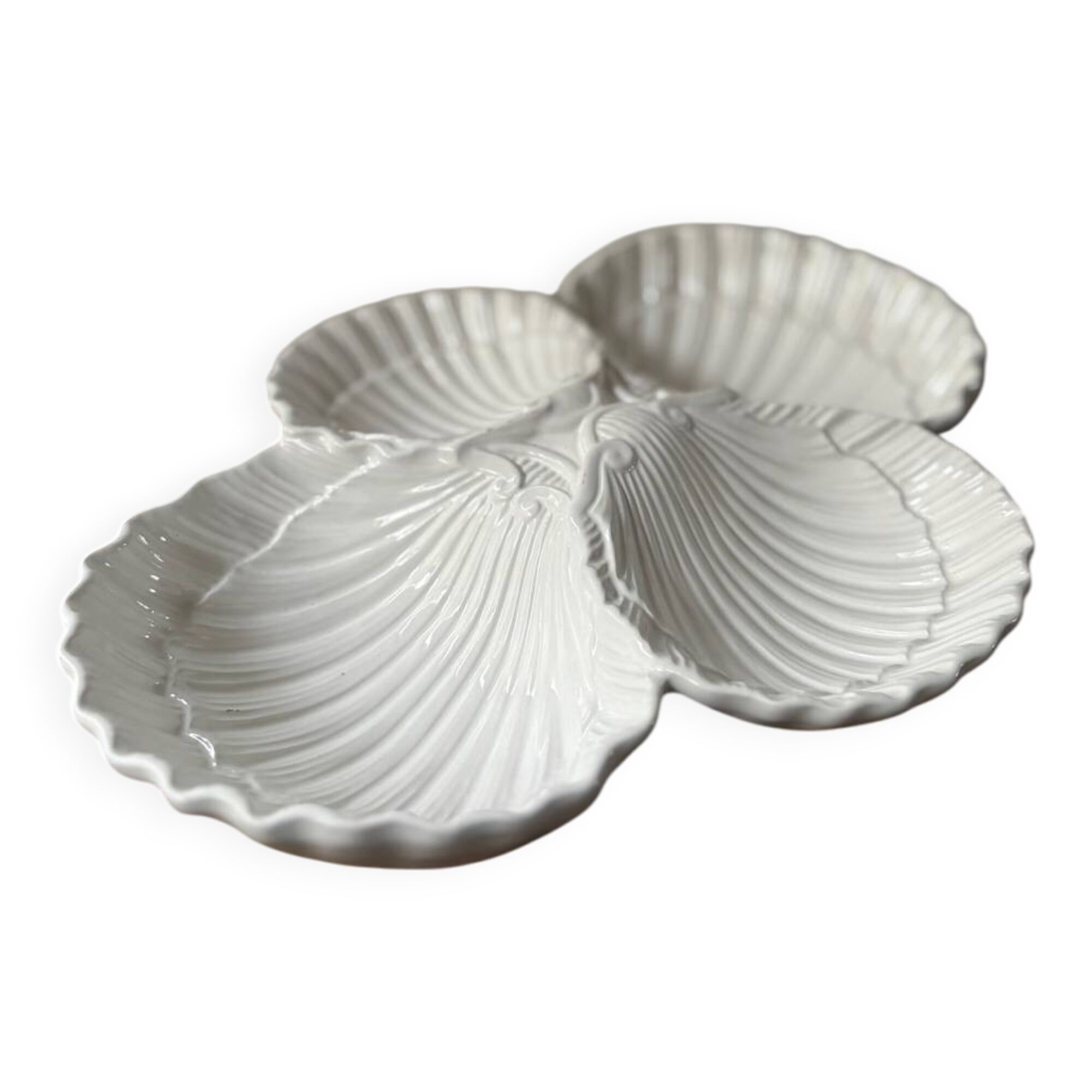 Ceramic shell-shaped serving dish
