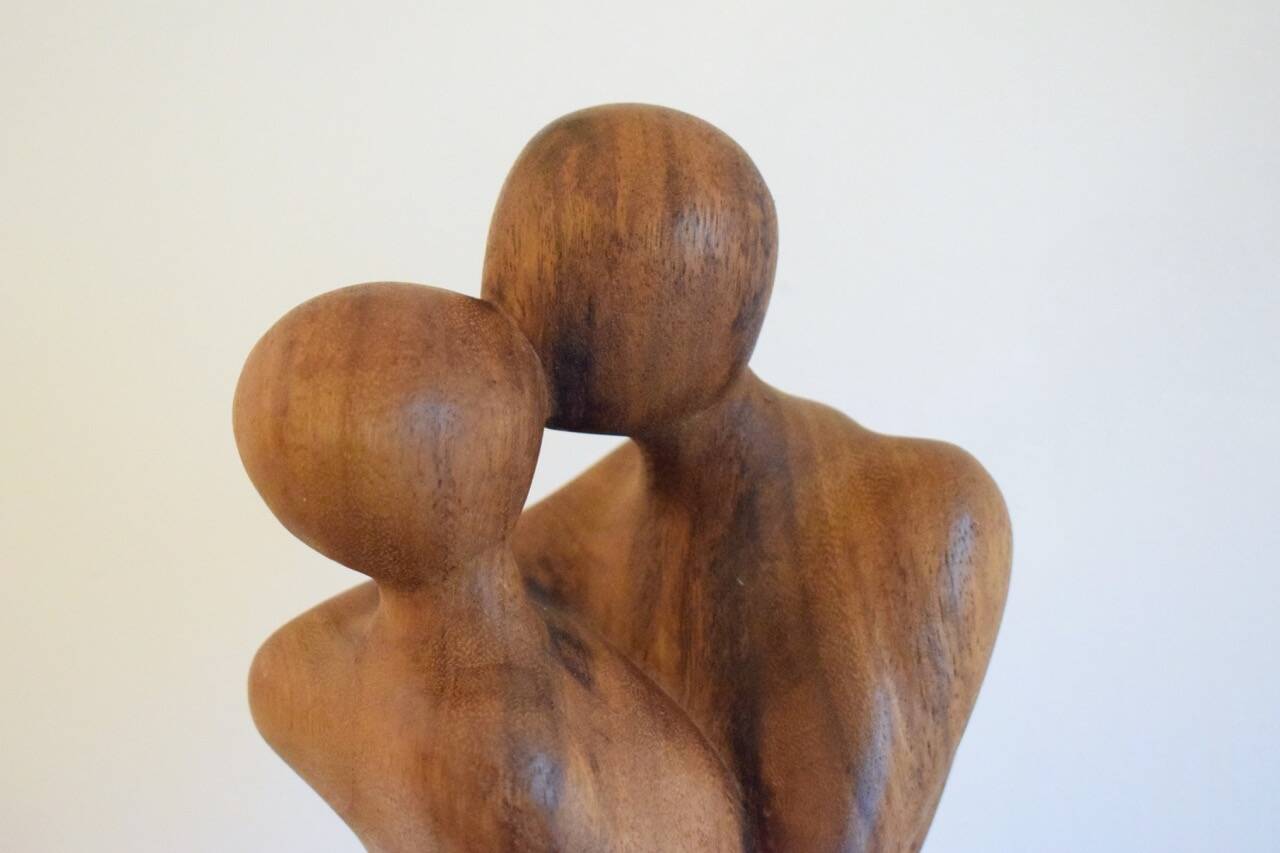 Le baiser sculpture en bois