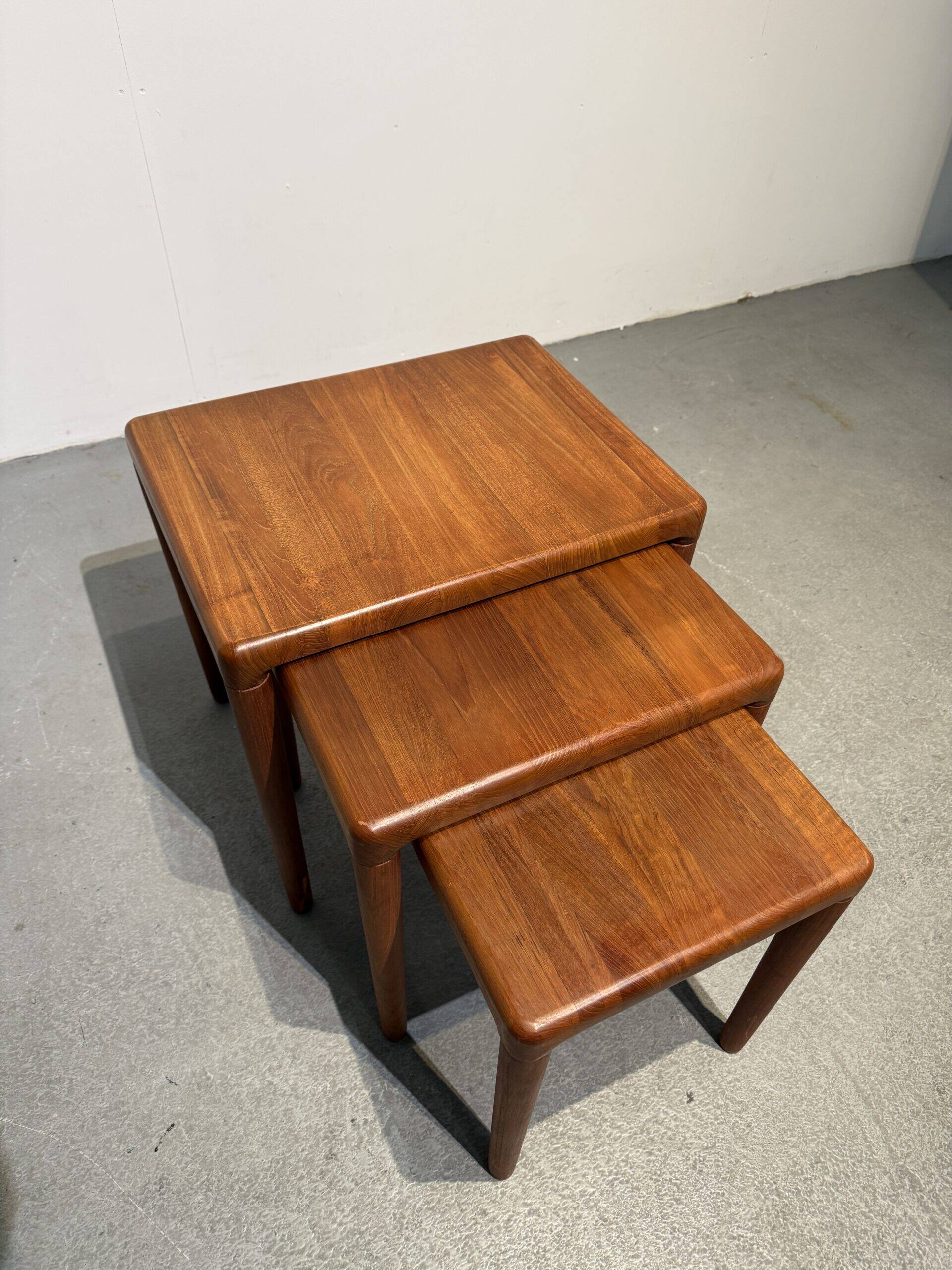 Tables gigognes en teck par Bramin
