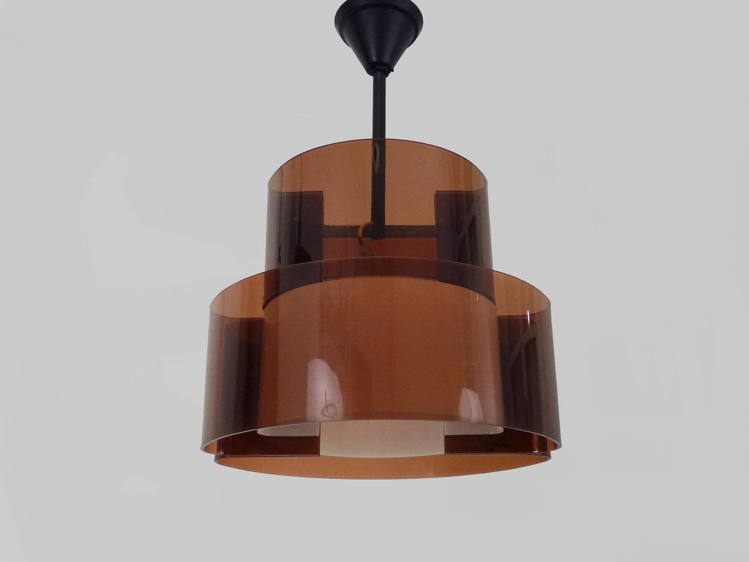 Suspension vintage en plexiglas fumé et blanc double feux. Année 60