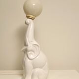 Lampe de table en céramique blanche, éléphant tenant une boule allumée