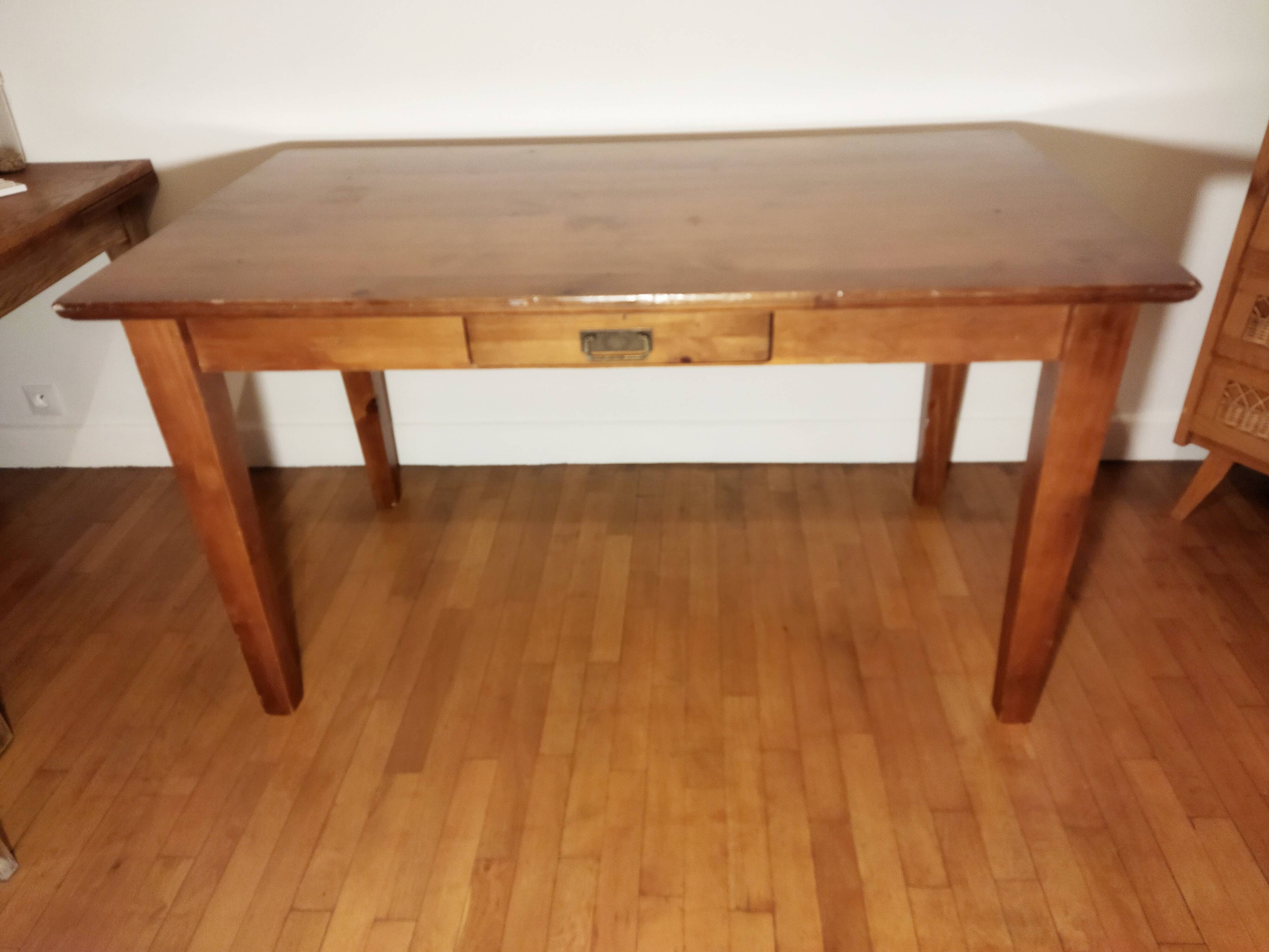 Table feet spindles