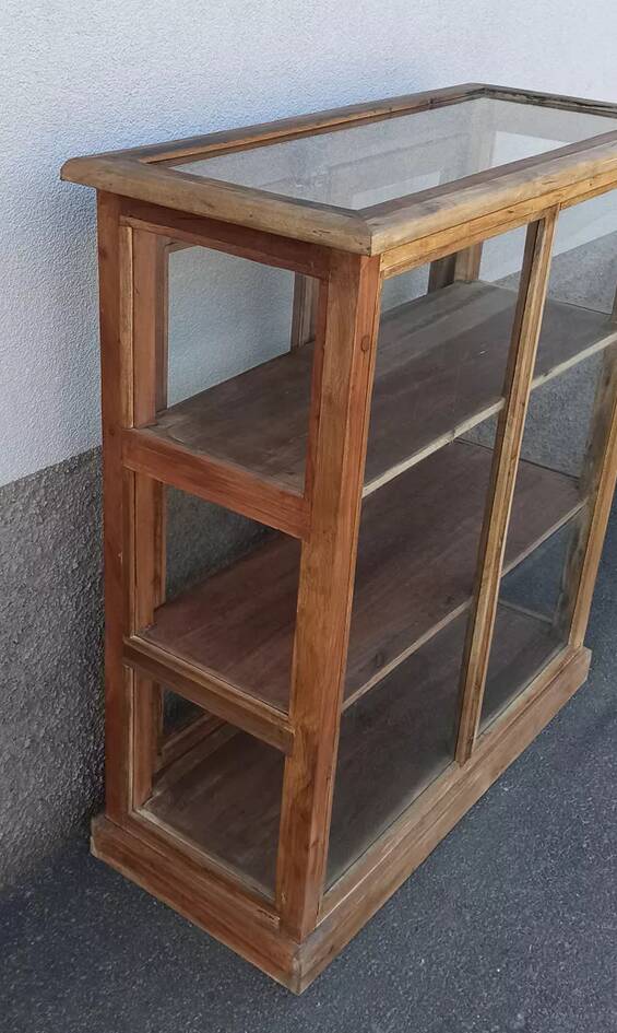 Antique wooden display cabinet with 2 doors