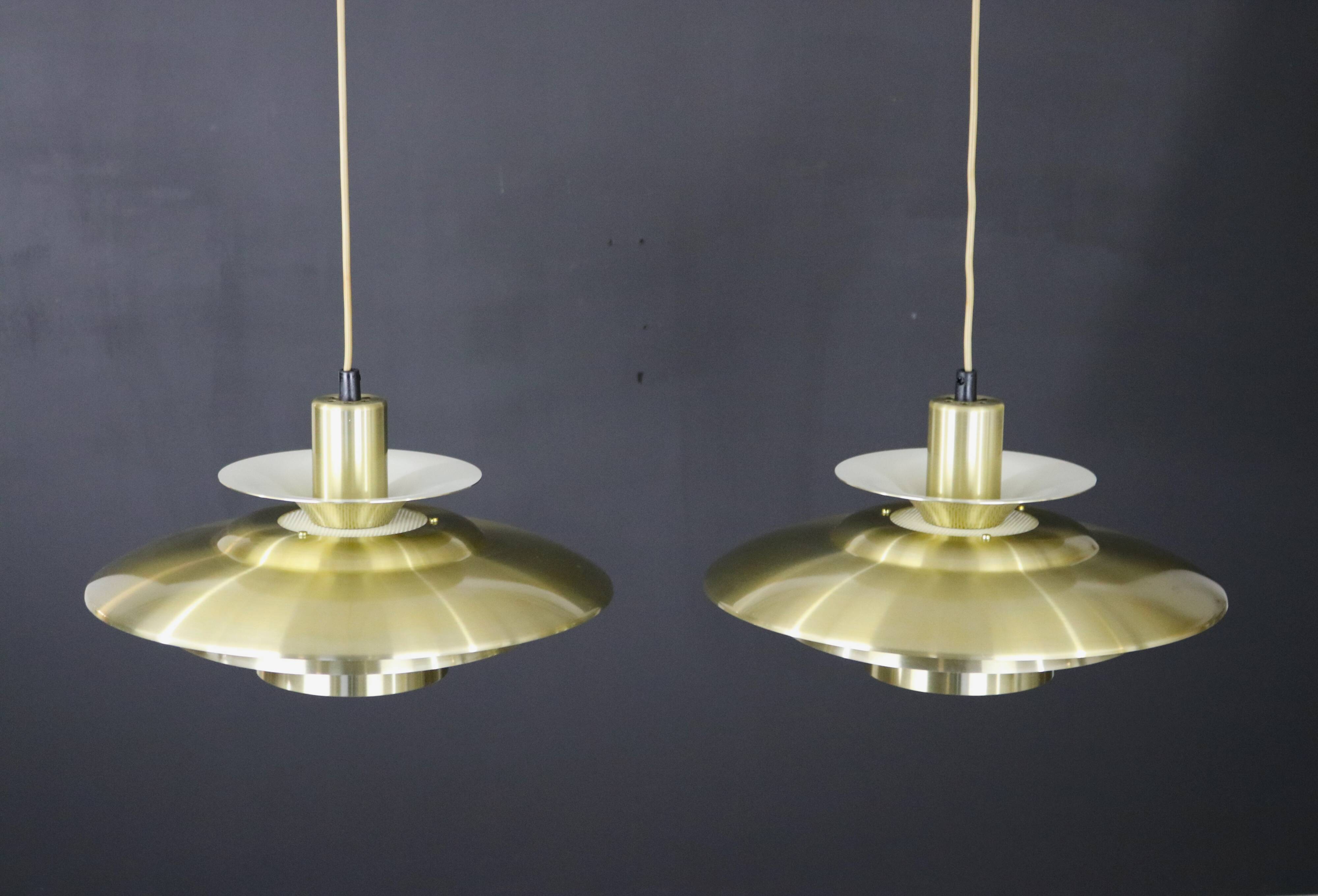 Rare paire de lampes design danoises dorées - Jeka Metaltryk modèle 1017 - très bon état.
