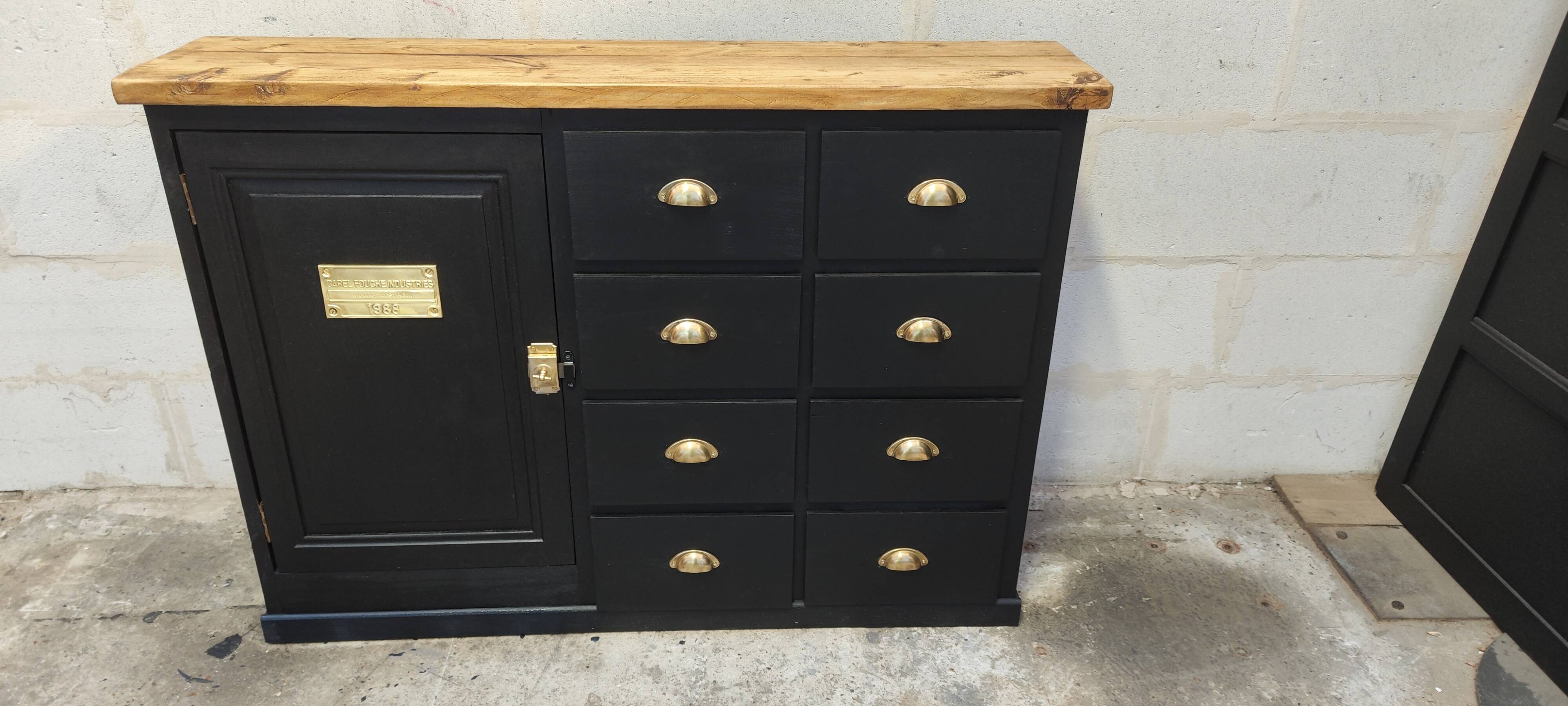 One-door workshop unit with eight black and gold drawers