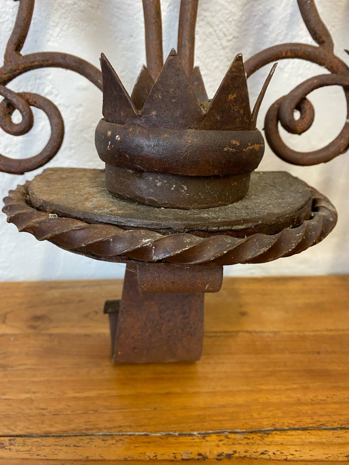Bougeoirs muraux en fer forgé
