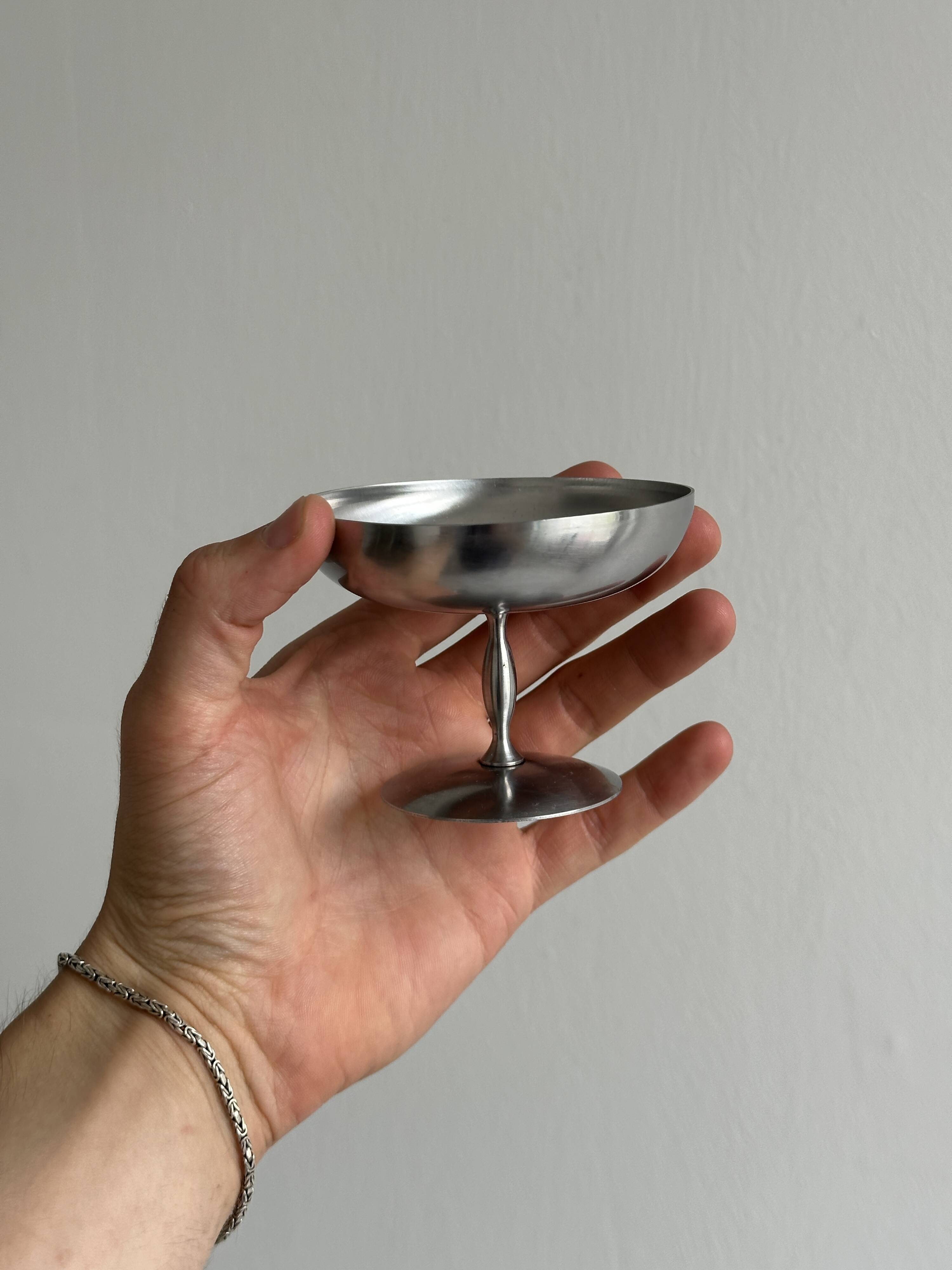 6 stainless steel footed bowls