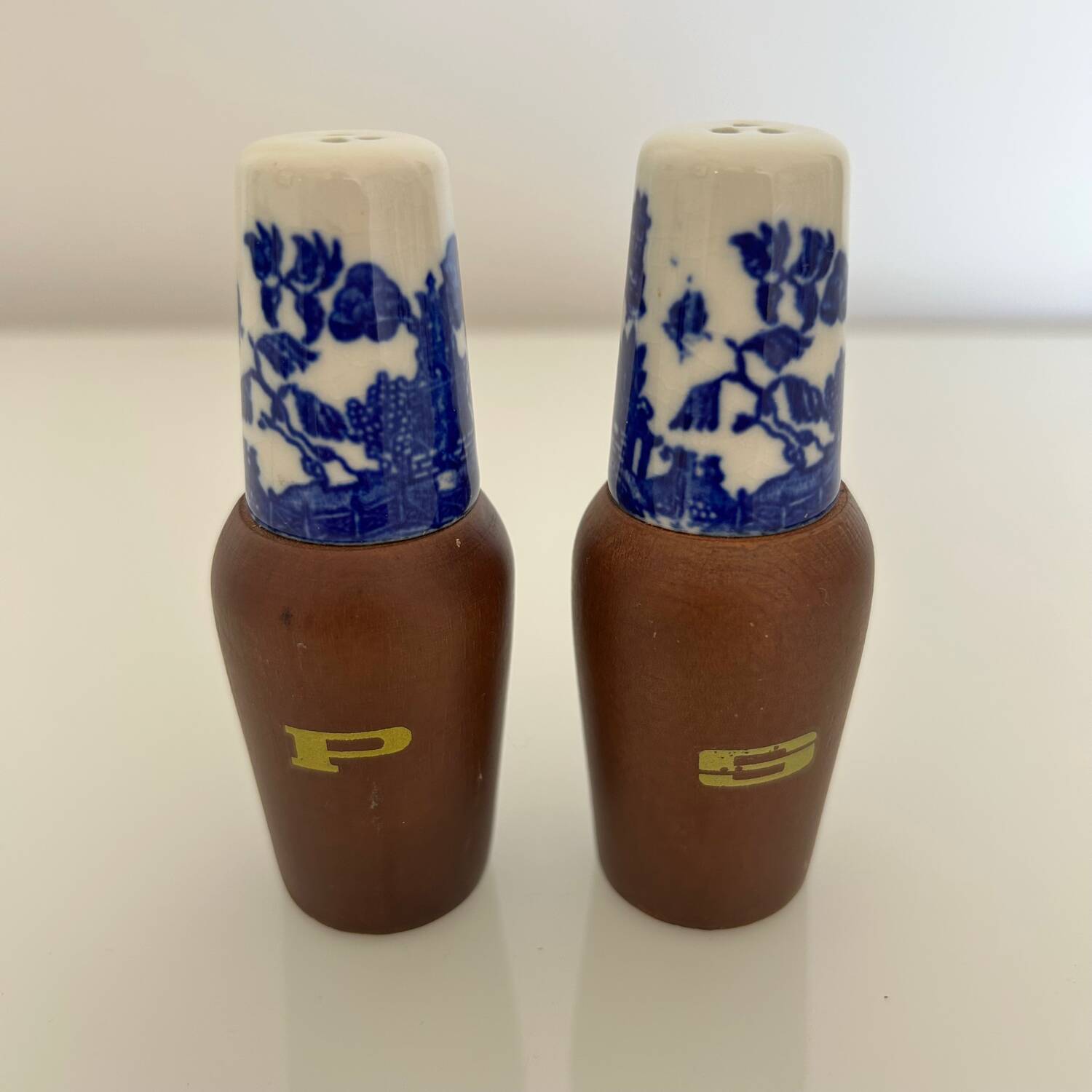 Salt and pepper shaker with blue decoration.