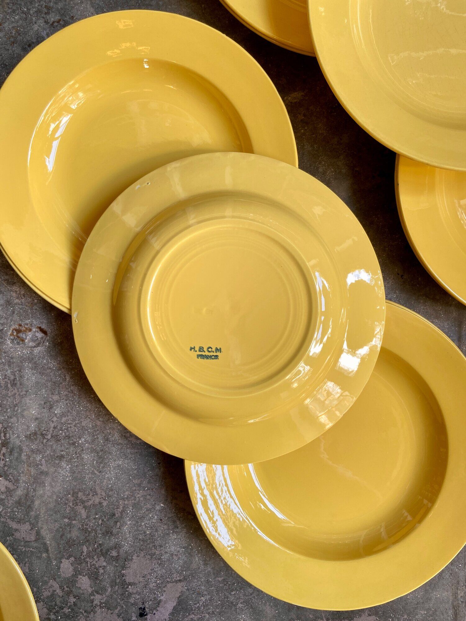 11 hollow plates in yellow earthenware